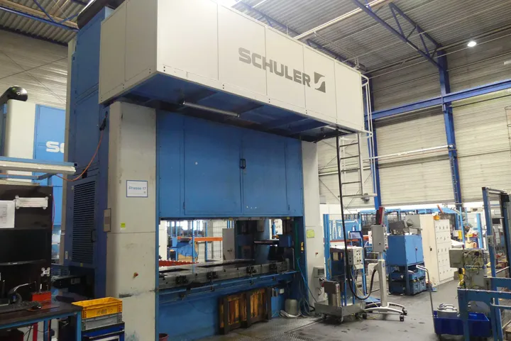 Presslinie mit SCHULER Exzenterpresse sowie Walzenvorschub/Materialdurchförderer und Richteinrichtung Presskraft 4.000kN